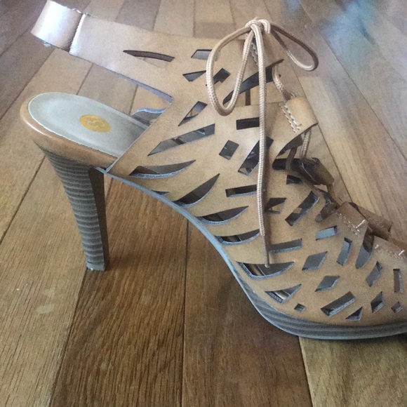 Adorable lace up tan heels - Picture 2 of 3